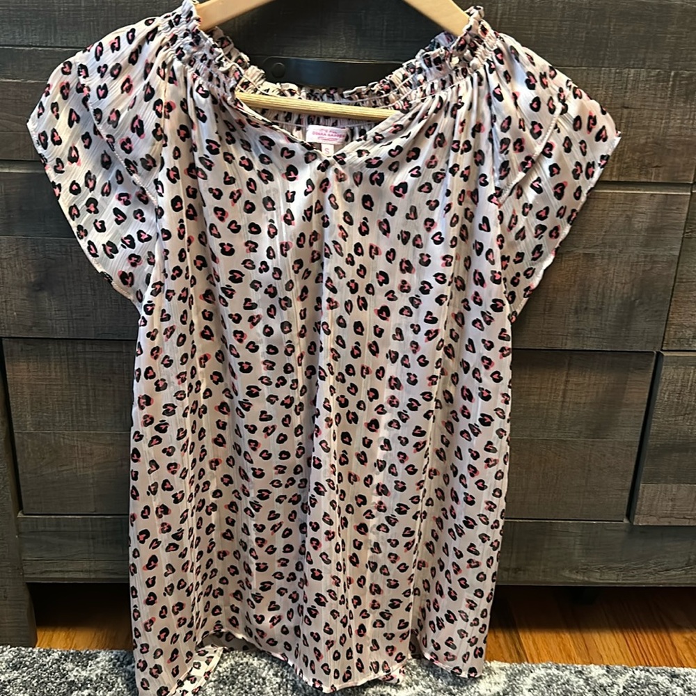 Stella & dot short sleeve blouse size small. Blush pink with heart/leopard print